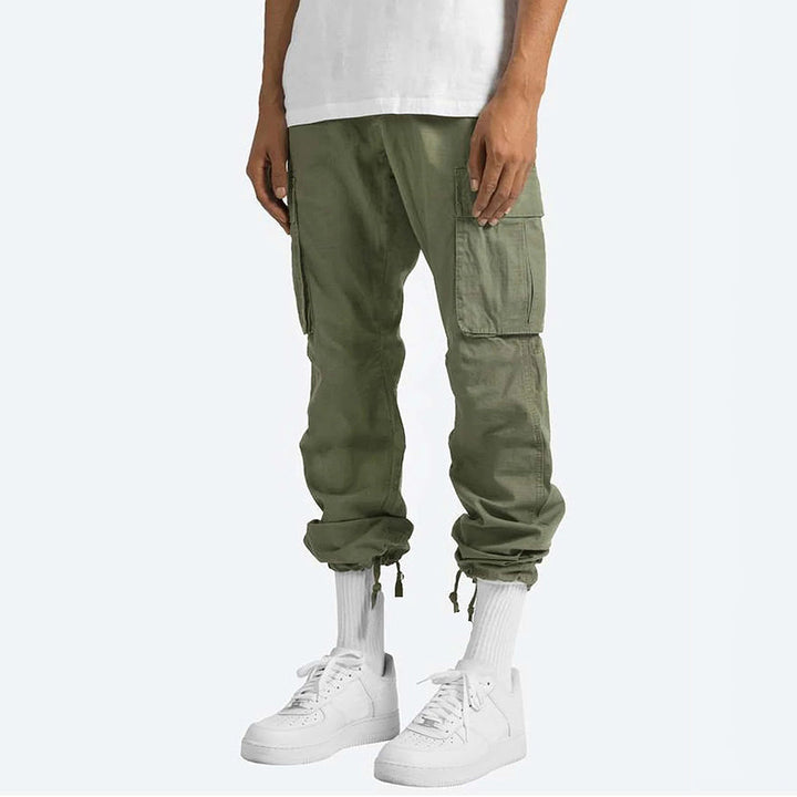 Pantaloni cargo uomo con ampie tasche laterali, pratici e funzionali per outdoor e tempo libero.
