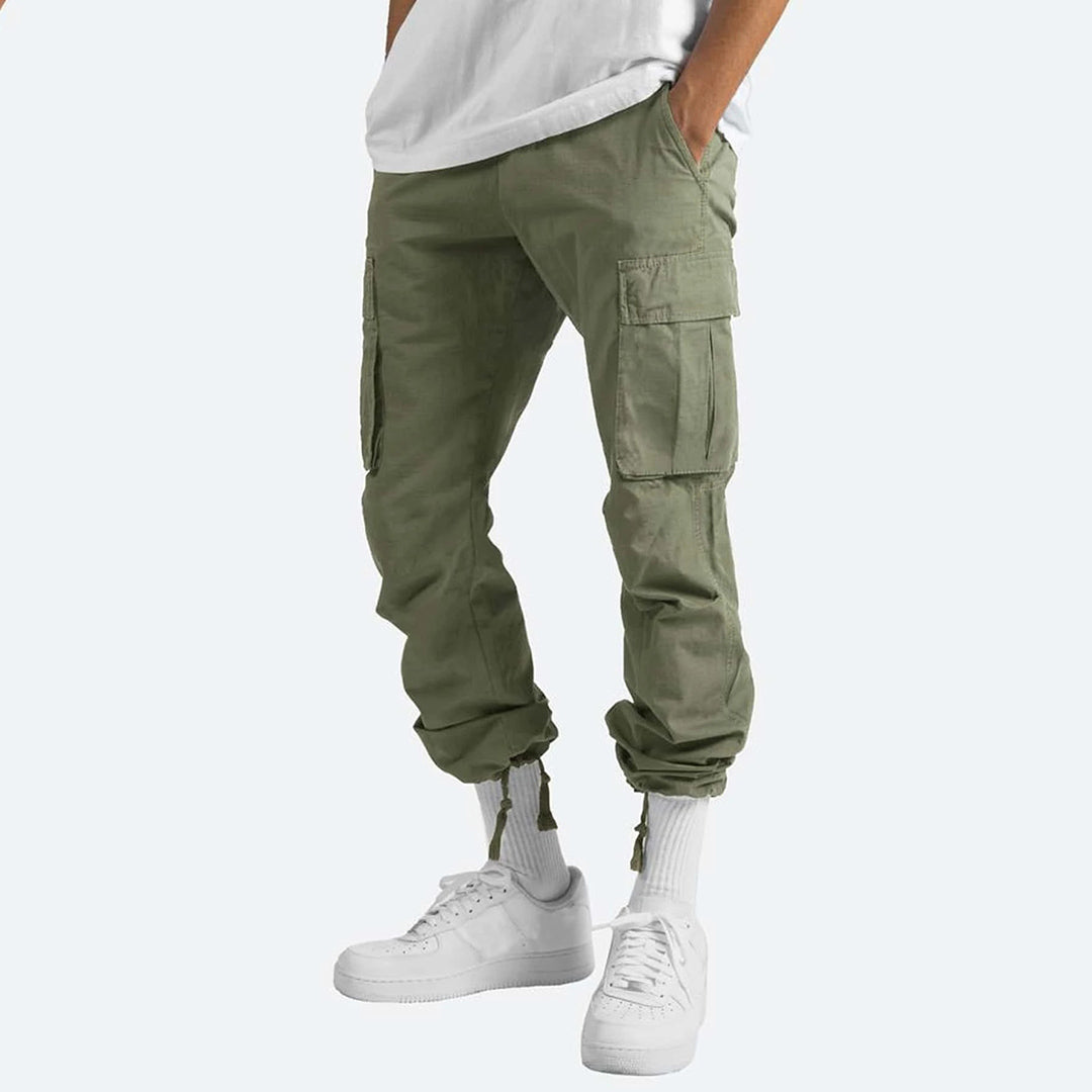 Dettaglio: pantaloni cargo tattici da uomo, tessuto resistente, cuciture rinforzate per lunga durata.