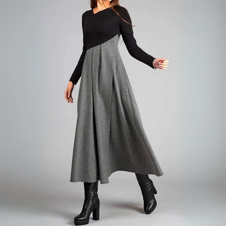Vestito lungo plissettato da donna, fluido e con maniche lunghe. Perfetto per un look elegante e alla moda.