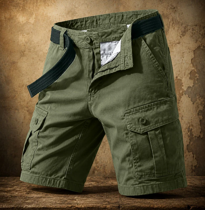 Uomo indossa pantaloncini cargo estivi beige, perfetti per viaggi, vacanze e un look casual alla moda.