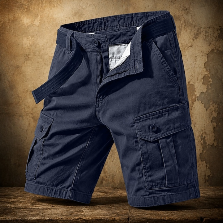 Bermuda cargo grigi da uomo, versatili e comodi, con ampie tasche per un outfit estivo casual chic.