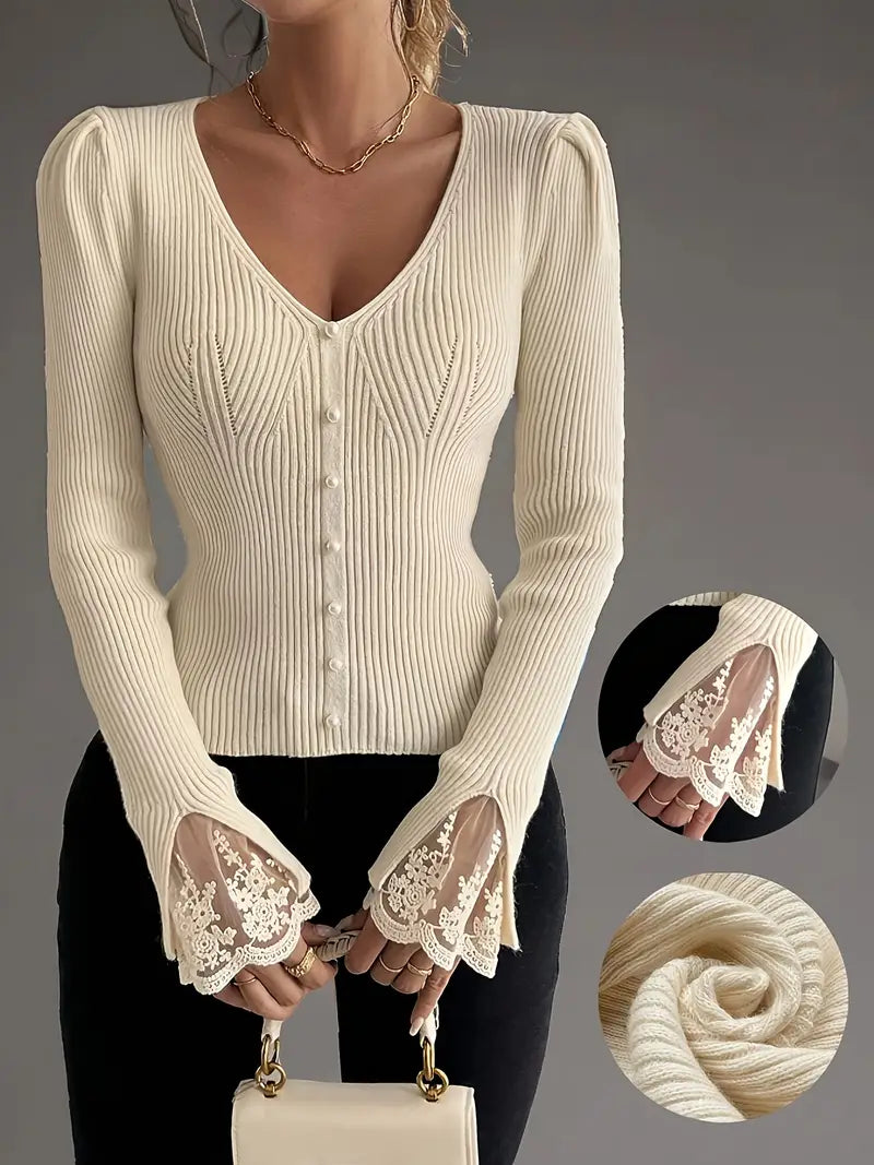 Top donna a coste con scollo a V, eleganti dettagli in pizzo floreale e maniche lunghe. Colori disponibili: beige, bianco, nero.