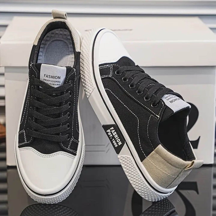 Sneakers nere da uomo, leggere e comode, con lacci per uno stile sportivo e casual alla moda.