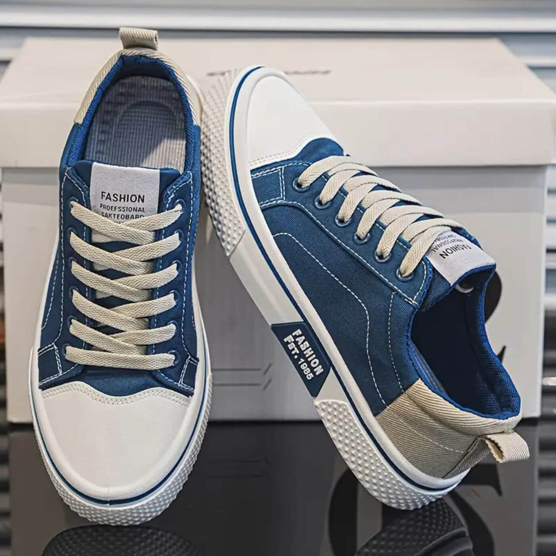Sneakers beige da uomo con lacci, calzature comode e versatili per il tempo libero e il passeggio.