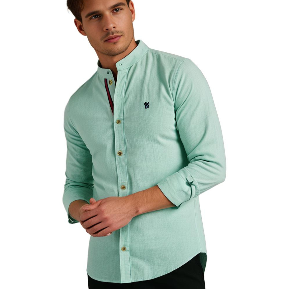 Camicia uomo elegante a maniche lunghe, vestibilità comoda, ideale per abbigliamento maschile di moda e comfort.