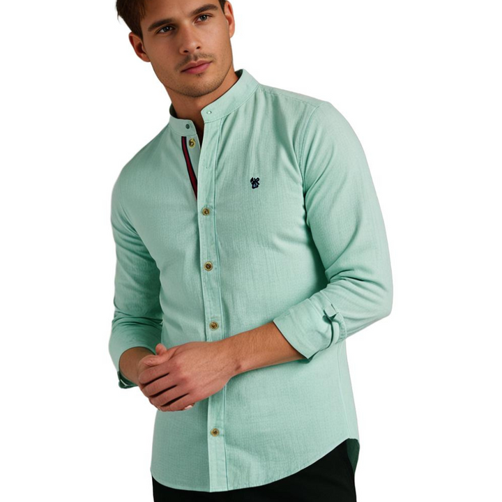 Camicia uomo elegante a maniche lunghe, vestibilità comoda, ideale per abbigliamento maschile di moda e comfort.