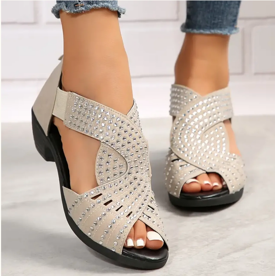 Sandali estivi beige da donna con tacco basso e supporto plantare, perfetti per il passeggio.