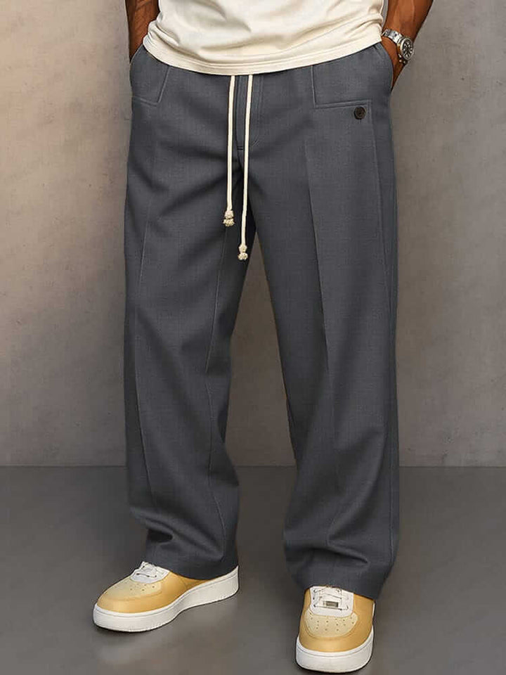 Pantaloni larghi uomo colore kaki con coulisse regolabile in vita e pratiche tasche laterali. Stile casual.