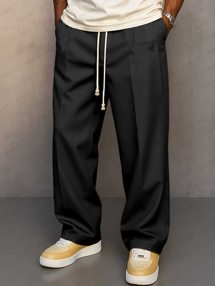 Pantaloni grigi da uomo, modello largo e comodo. Coulisse in vita e ampie tasche laterali per comfort elevato.