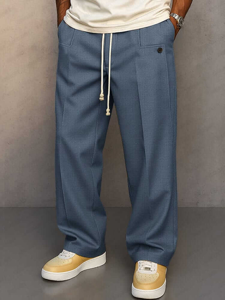Pantaloni casual da uomo con gamba larga. Ideali per il comfort quotidiano, dotati di coulisse e tasche laterali.