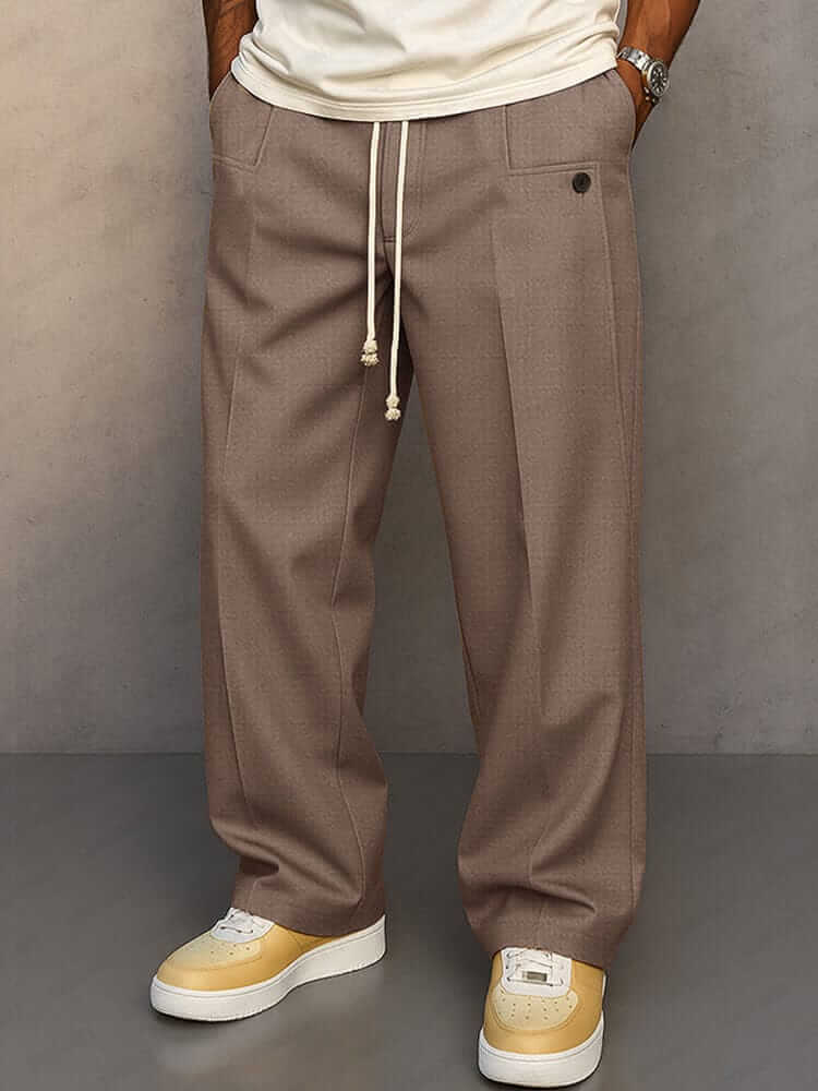 Dettaglio coulisse su pantaloni larghi da uomo in vita. Design casual con tasche, perfetti per la moda uomo.