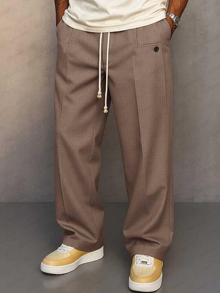 Dettaglio coulisse su pantaloni larghi da uomo in vita. Design casual con tasche, perfetti per la moda uomo.