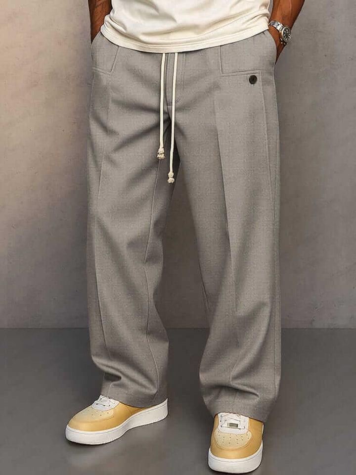 Pantaloni larghi uomo con ampie tasche laterali e coulisse per una vestibilità regolabile. Comfort e stile casual.