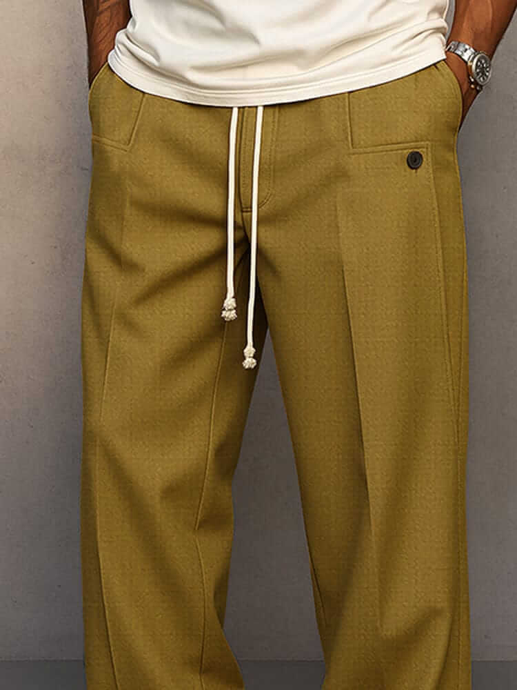 Pantaloni neri da uomo in tessuto di qualità, modello largo. Coulisse e tasche laterali, ideali per comfort e stile.