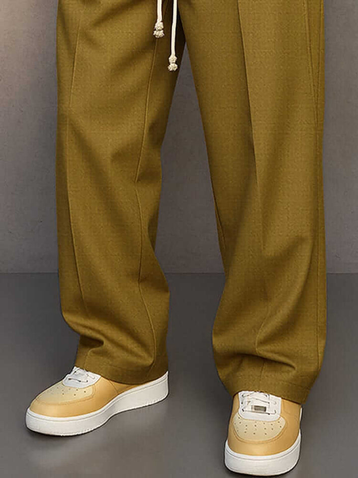 Pantaloni blu da uomo larghi e casual con coulisse in vita e comode tasche laterali. Moda uomo versatile.