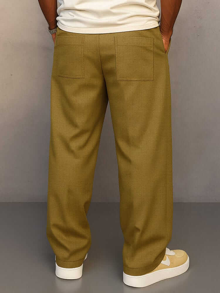 Pantaloni larghi uomo, colore marrone chiaro. Comodi e casual con coulisse regolabile e tasche laterali.
