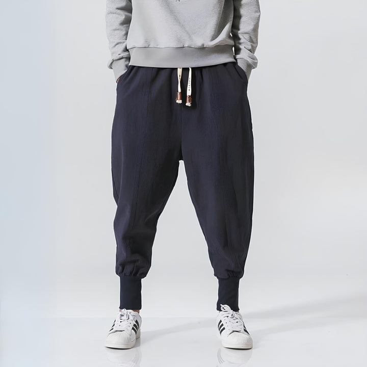 Pantaloni sportivi uomo con coulisse, taglio moderno e cavallo basso, ideali per comfort e look casual regolabile.