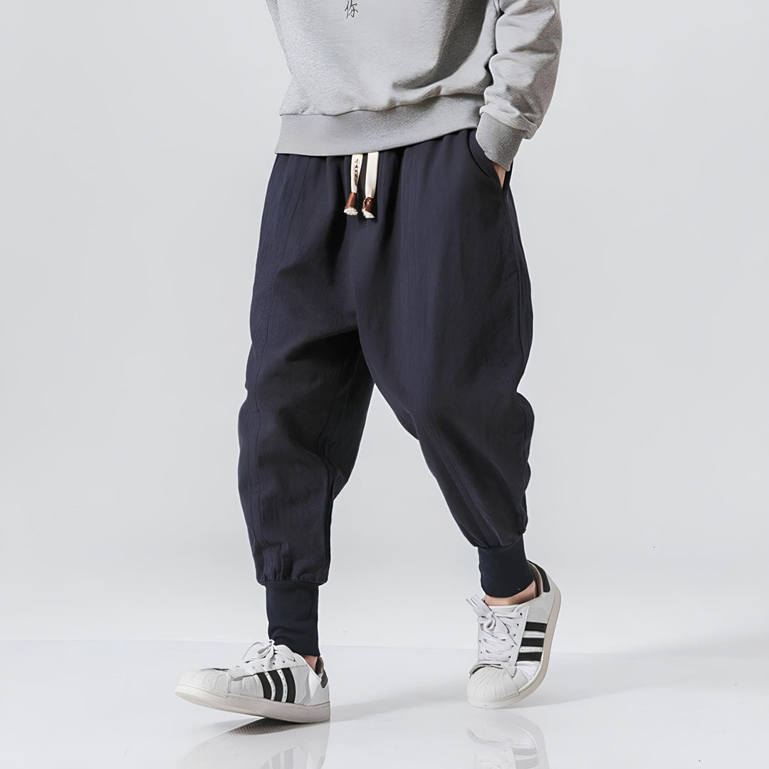 Pantaloni uomo cavallo basso sportivi con vita elasticizzata e regolabile, ottimi per comfort e attività casual.