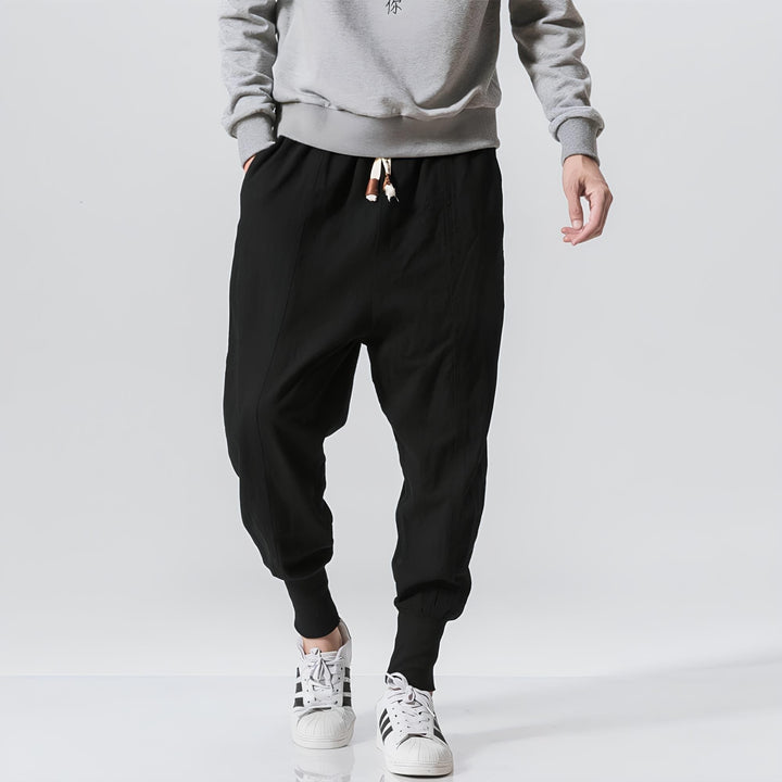 Pantaloni uomo casual sportivi, cavallo basso e vita elasticizzata, perfetti per streetwear e moda uomo versatile.