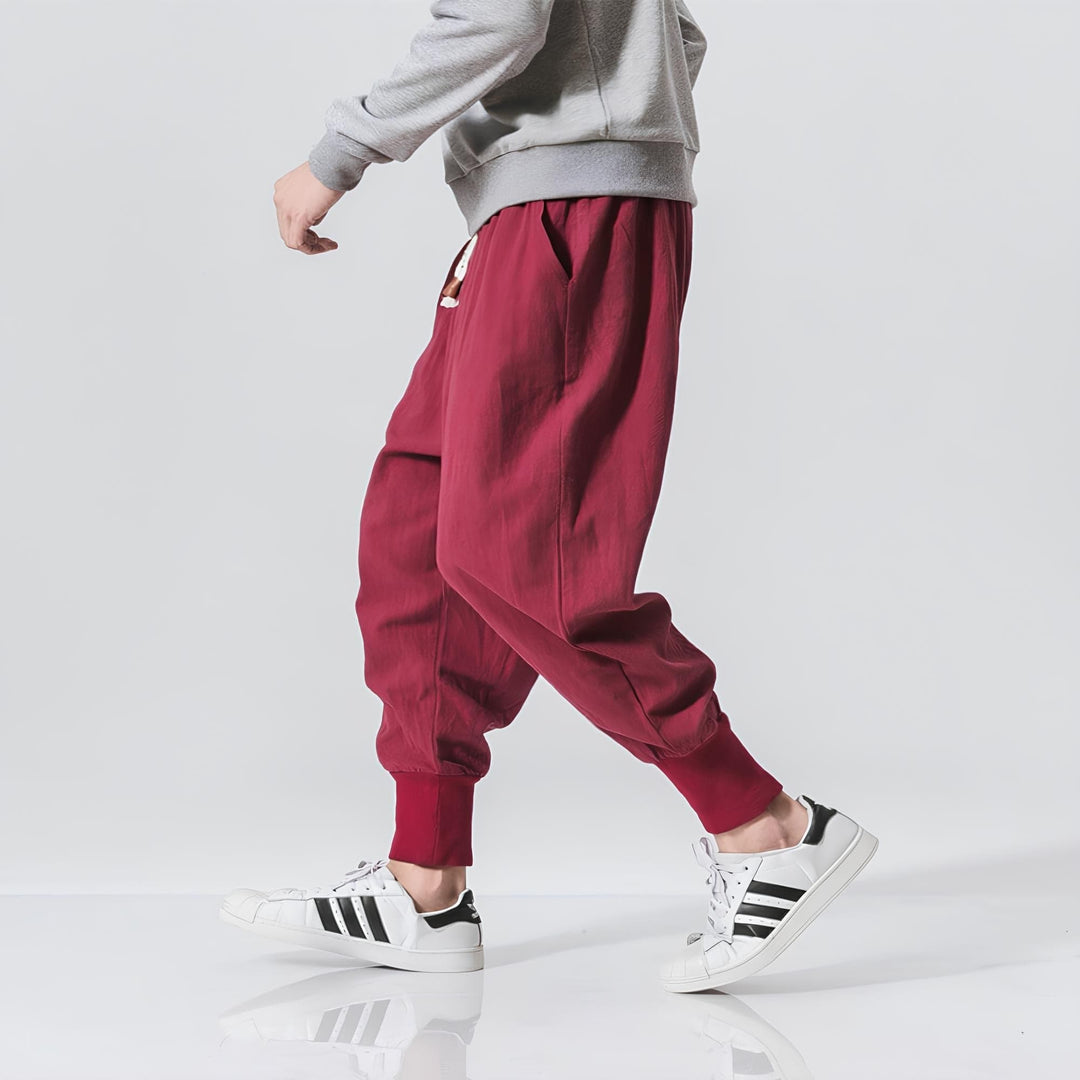 Pantaloni uomo moda streetwear, casual cavallo basso con vita elasticizzata. Comfort e stile sportivo regolabile.