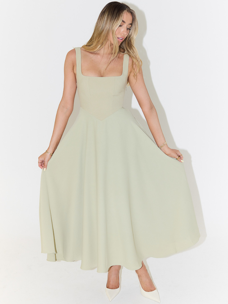 Abito midi nero elegante da donna con scollatura quadrata, gonna a ruota. Perfetto per cerimonie ed eventi.