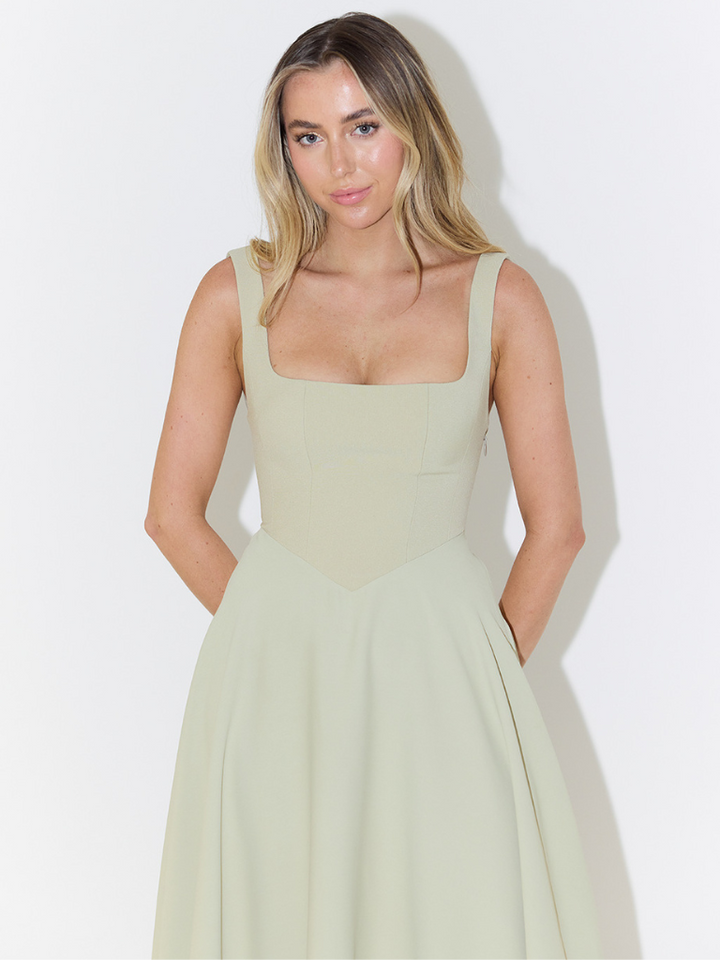 Abito midi verde chiaro da donna con scollatura quadrata e gonna a ruota. Per un look formale e femminile.