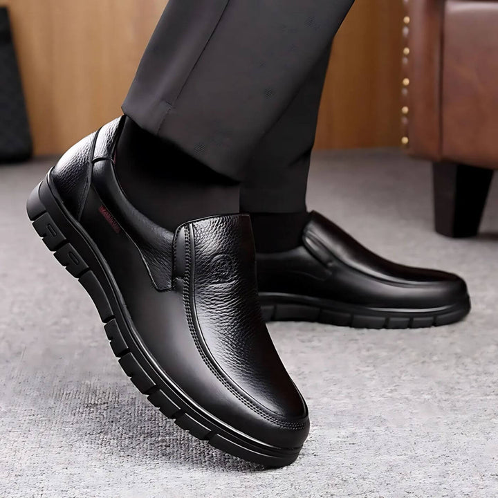 Scarpe ortopediche da uomo nere per passeggio, comfort quotidiano e supporto plantare. Ideali per la salute dei piedi.