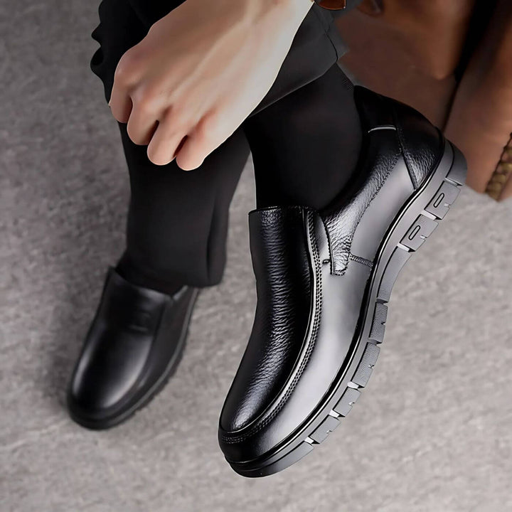 Calzature ortopediche da uomo nere, ideali per passeggio e comfort. Con supporto plantare per il benessere dei piedi.