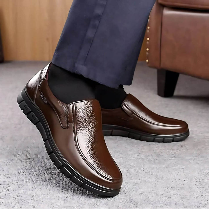 Scarpe da uomo ortopediche e comode, perfette per il passeggio quotidiano. Supporto plantare per piedi sani tutto l'anno.