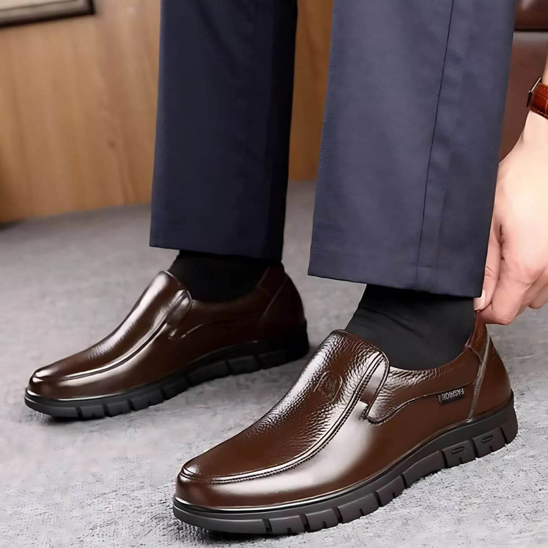 Scarpe ortopediche da uomo, suola comfort per passeggio e supporto plantare. Calzature all-season nero/arancio.