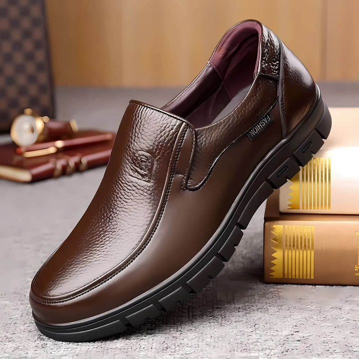 Scarpe ortopediche da uomo arancio intenso, comode per comfort quotidiano e passeggio. Offrono supporto plantare.