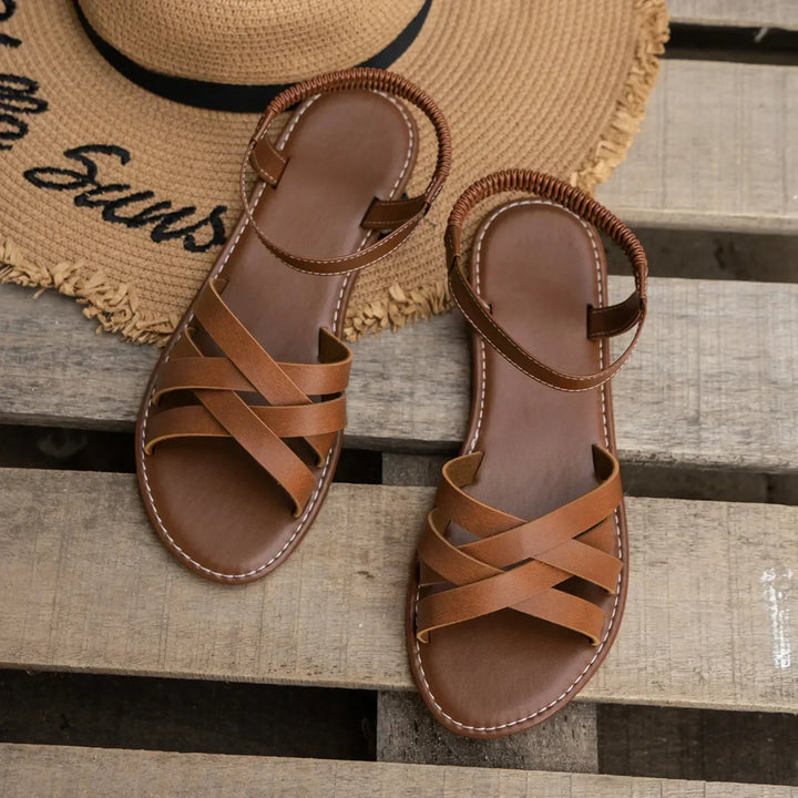 Dettaglio sandali donna estivi neri: cinturini intrecciati e plantare imbottito per massimo comfort.