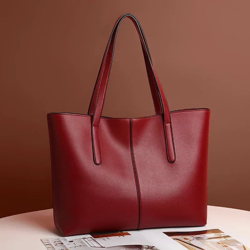 Chic borsa a tracolla da donna in pelle vegana. Un accessorio elegante per un tocco di moda etica e sofisticazione.