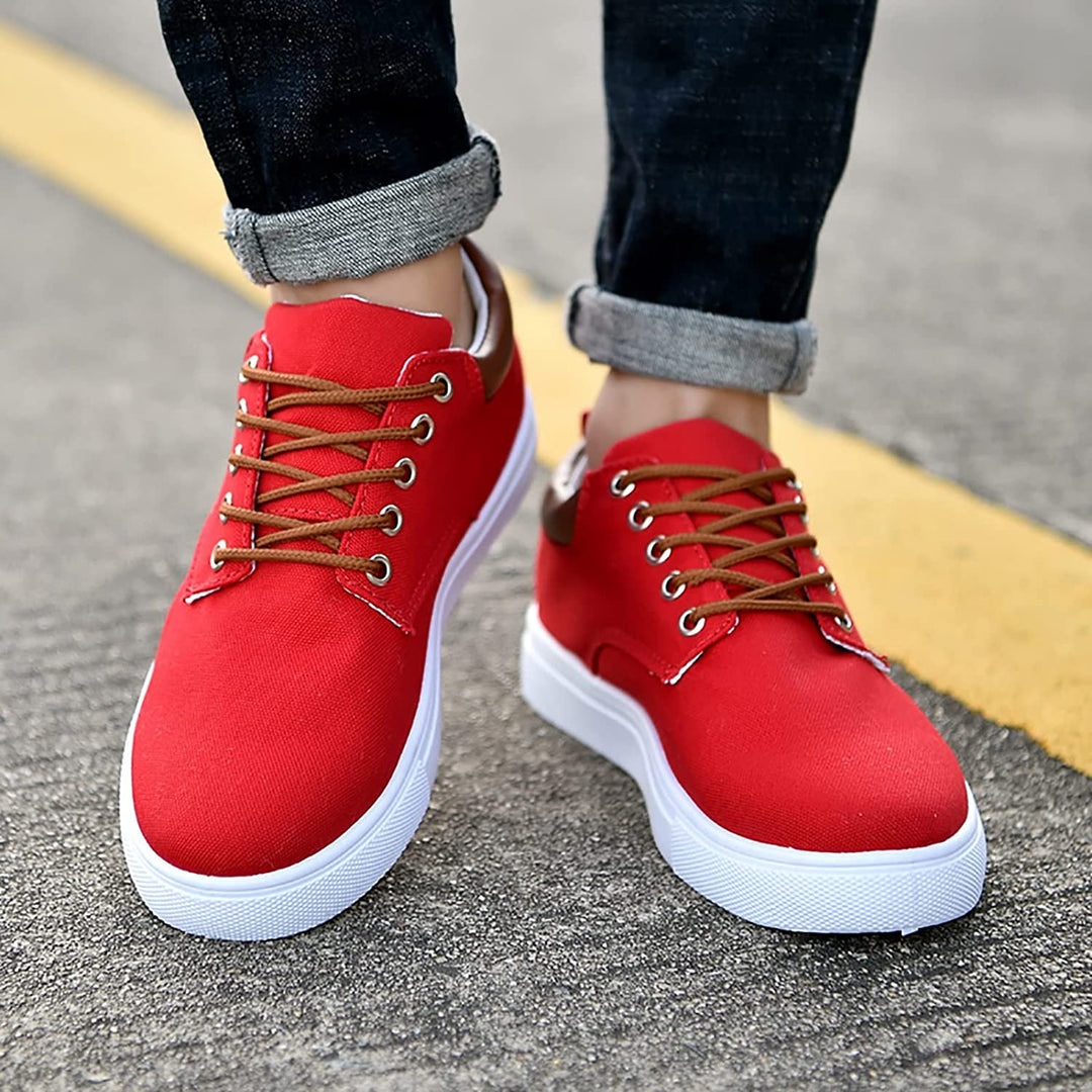 Sneakers uomo per stile urbano, suola bianca e lacci, massima comodità per tutto il giorno e la sera.