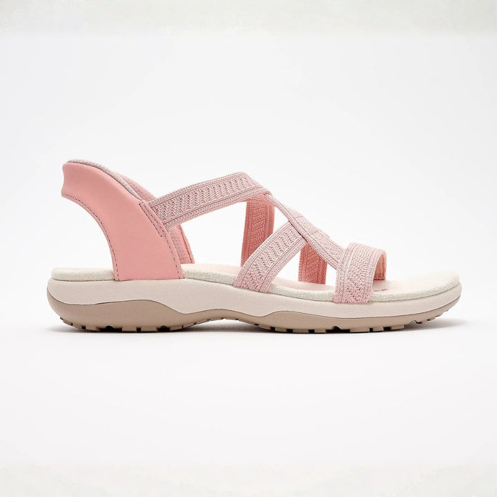 Donna indossa sandali intrecciati eleganti, passeggiata estiva. Calzature comode e di moda per look versatili.