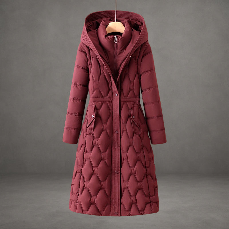 Piumino lungo donna trapuntato con cappuccio, caldo ed elegante, perfetto per l'inverno alla moda.