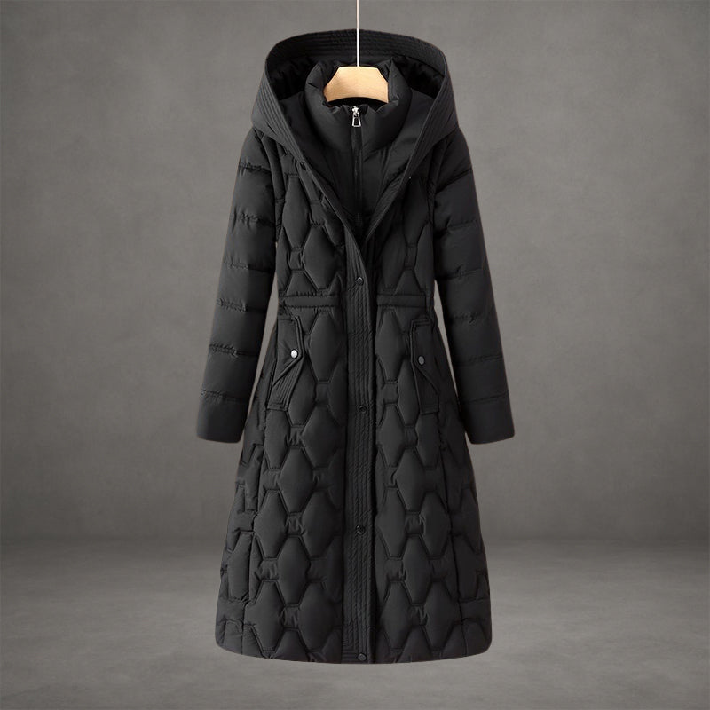 Piumino lungo da donna trapuntato, con cappuccio caldo. Design elegante per l'inverno.