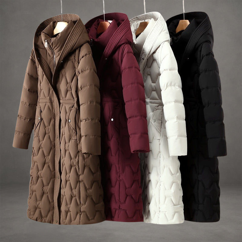 Outerwear donna: piumino lungo e trapuntato con cappuccio. Caldo, elegante e di tendenza per l'inverno.