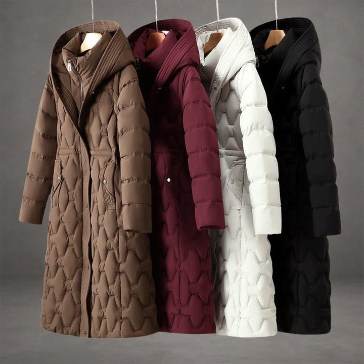 Outerwear donna: piumino lungo e trapuntato con cappuccio. Caldo, elegante e di tendenza per l'inverno.
