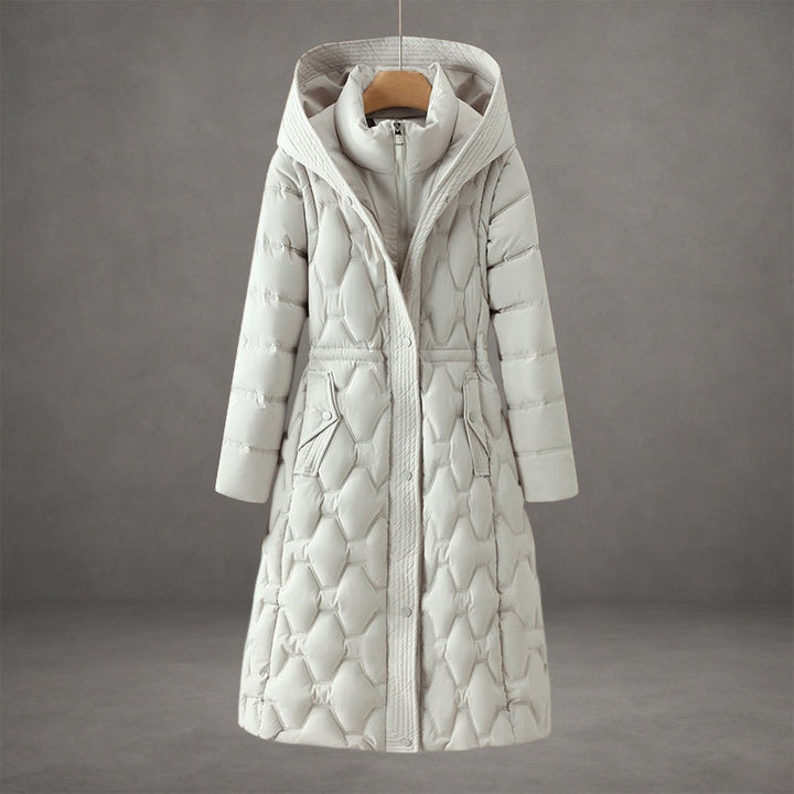 Piumino da donna lungo imbottito e trapuntato, con cappuccio, ideale per l'inverno freddo ed elegante.