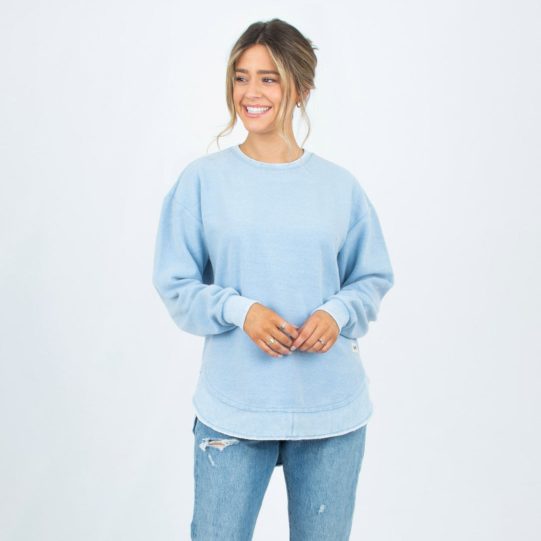 Poncho donna azzurro morbido con orlo asimmetrico, vestibilità fluida. Ideale per look casual mezze stagioni.