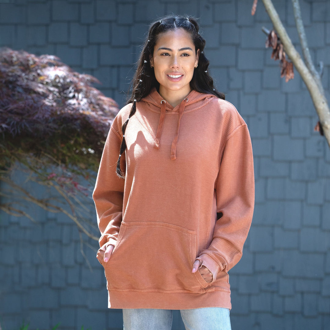 Felpa donna stone wash con cappuccio e fori pollici. Aggiungi carattere al tuo abbigliamento casual.