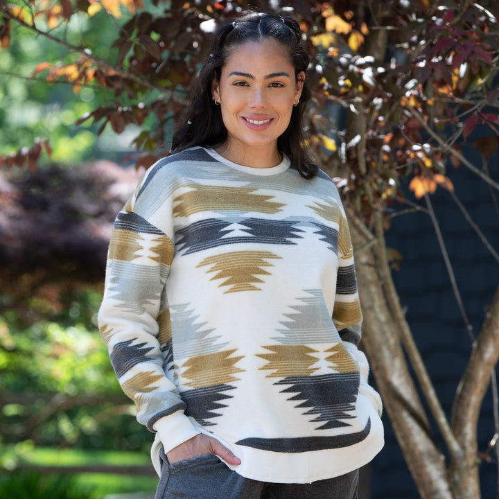 Poncho donna etnico morbido con fantasia azteca, perfetto come coprispalle casual per autunno e inverno comodo.