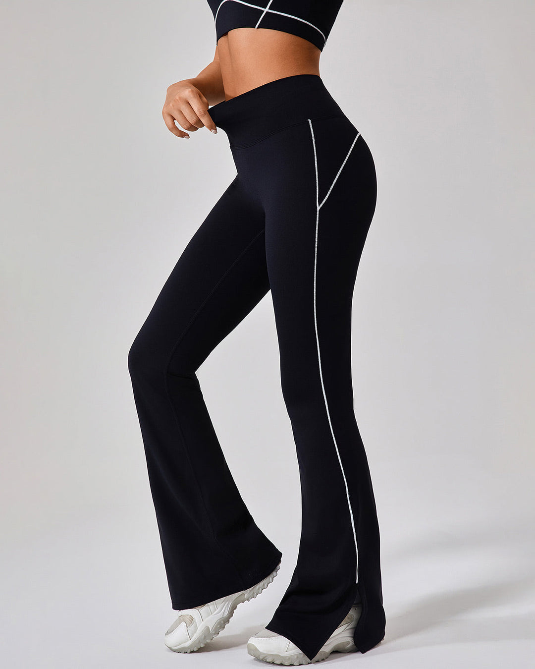 Pantaloni leggings sportivi donna a vita alta con gamba svasata. Abbigliamento comodo e trendy per yoga e casual.