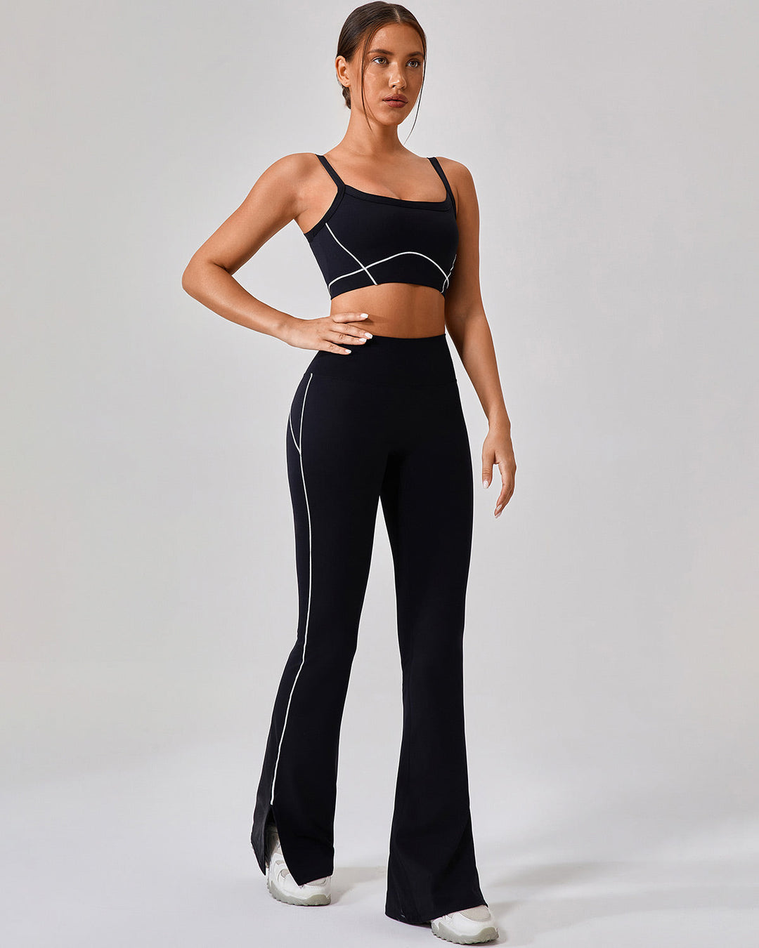Leggings donna a zampa d'elefante con vita alta, spacco elegante e piping a contrasto, per fitness e comfort.