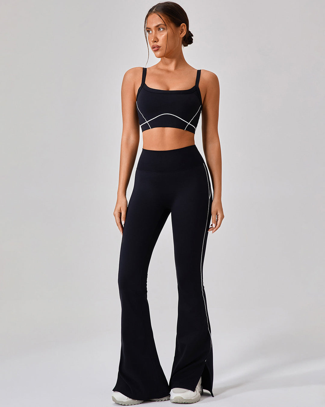 Leggings donna sportivi, vita alta, svasati con spacco e piping a contrasto, per allenamento o tempo libero.