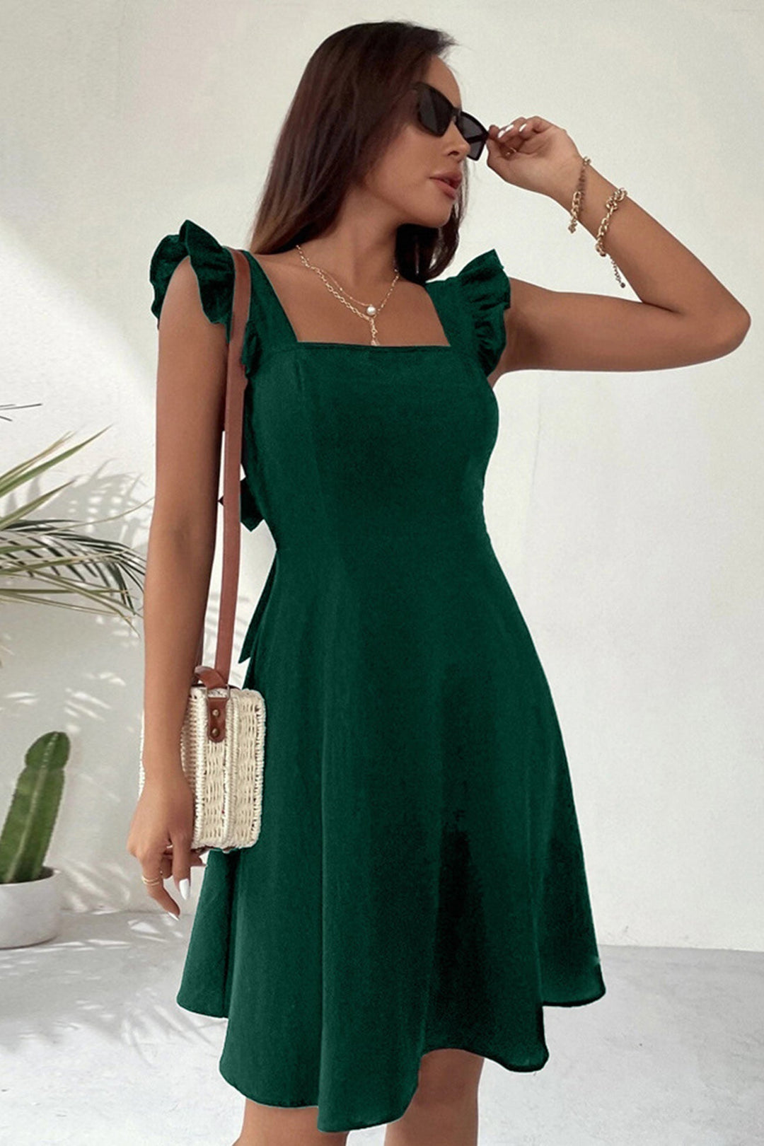 Abito mini leggero donna, scollo quadrato, laccetti e balze. Ideale come vestito estivo casual chic.