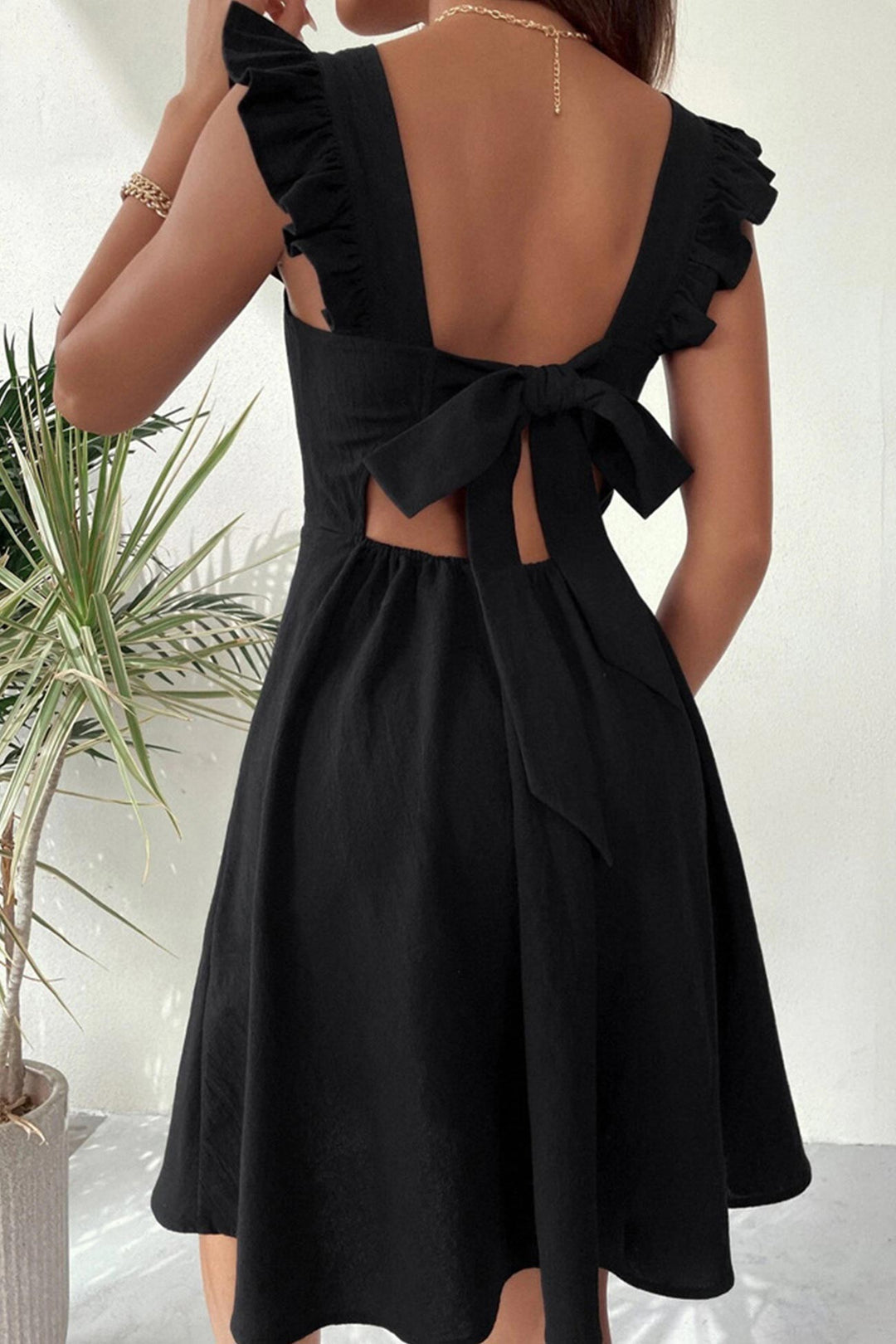 Abito mini estivo da donna con scollo quadrato, balze e laccetti. Un capo essenziale per la moda estate.