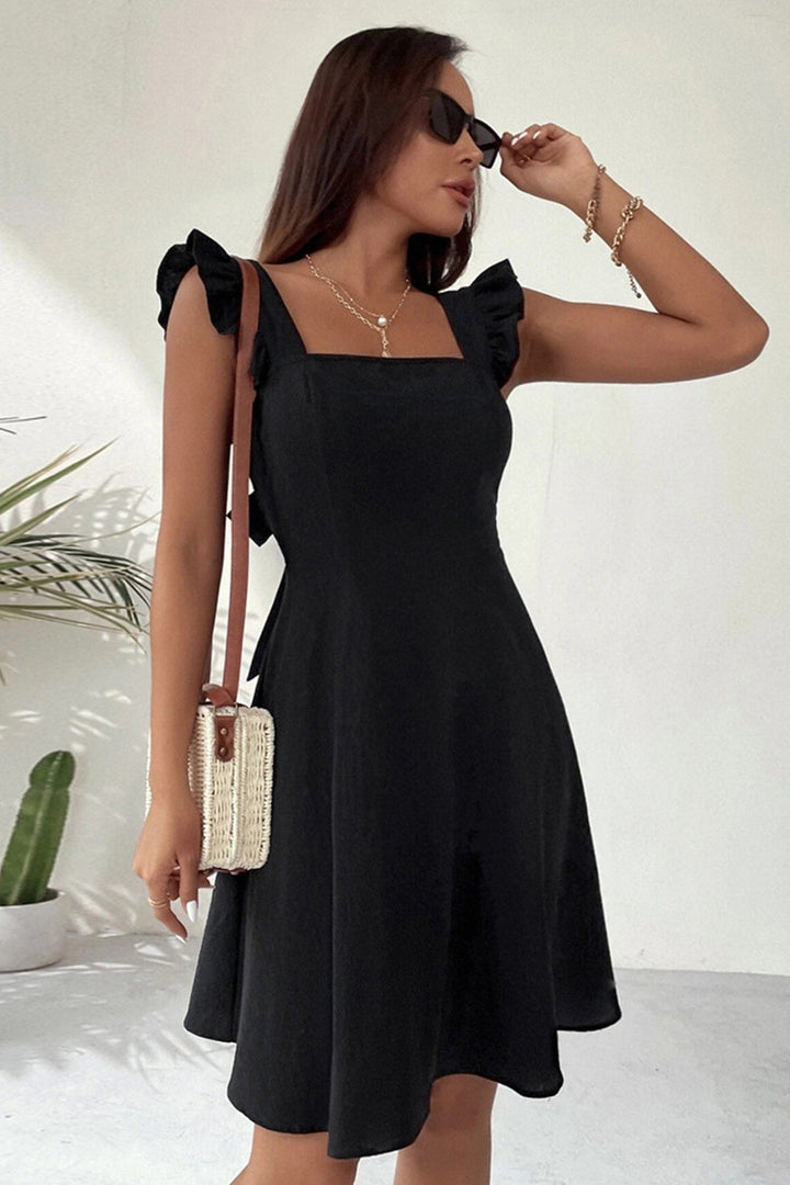 Vestito donna estivo con scollo quadrato e schiena aperta. Dettagli laccetti e balze per un tocco chic.