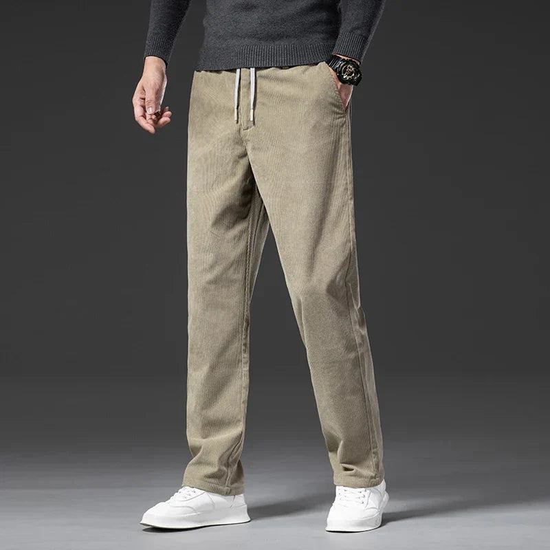 Pantaloni eleganti da uomo con taglio a gamba dritta e vita regolabile. Perfetti per un look business e comfort.